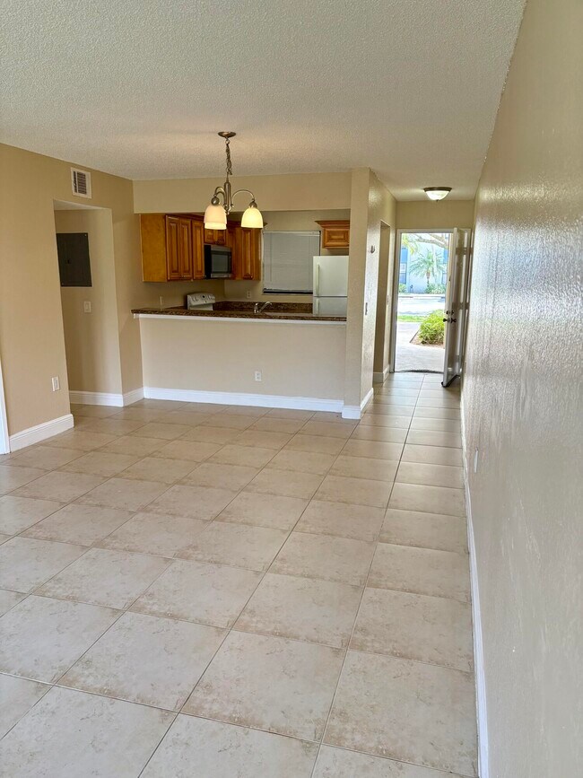 Building Photo - 1545 Lake Crystal Dr