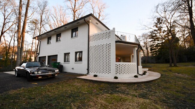 Building Photo - 5755 Doncaster Dr