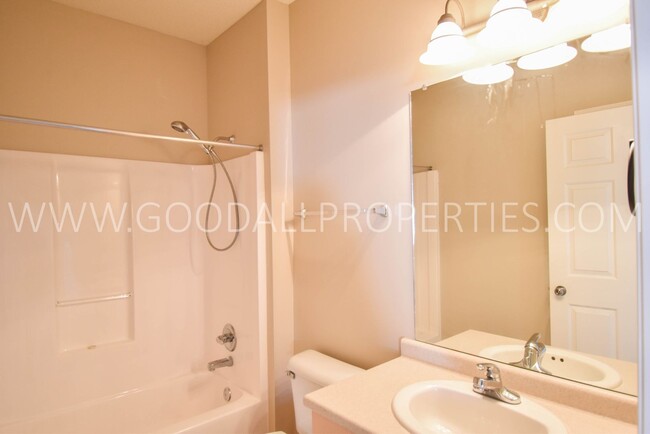 Building Photo - Short Term Lease Available ! 2 Bedroom 2 B...