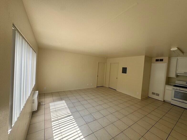 Building Photo - 13750 Vanowen St