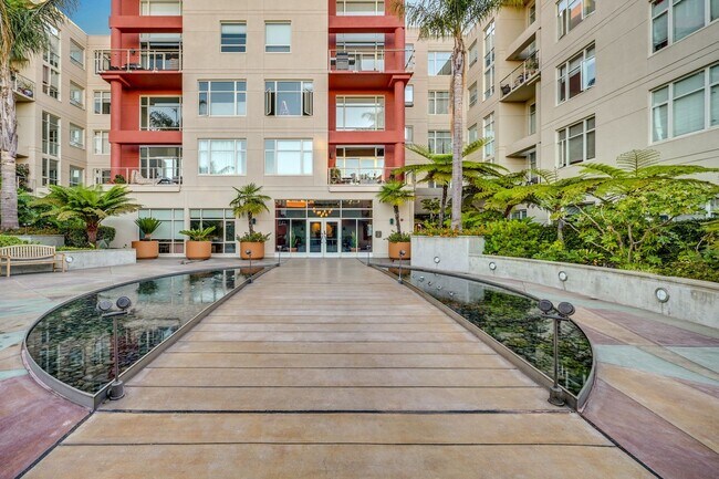 Building Photo - Fantastic 2-Bedroom with Huge Deck