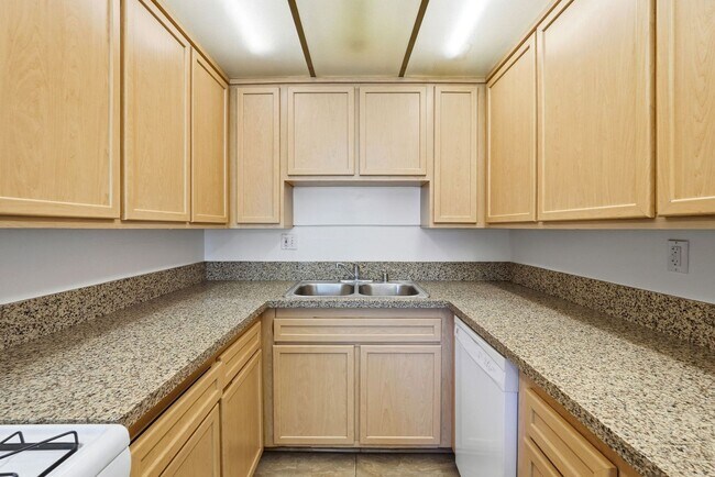 Building Photo - FIRST FLOOR 2BR + 2BA CONDO IN PASADENA!