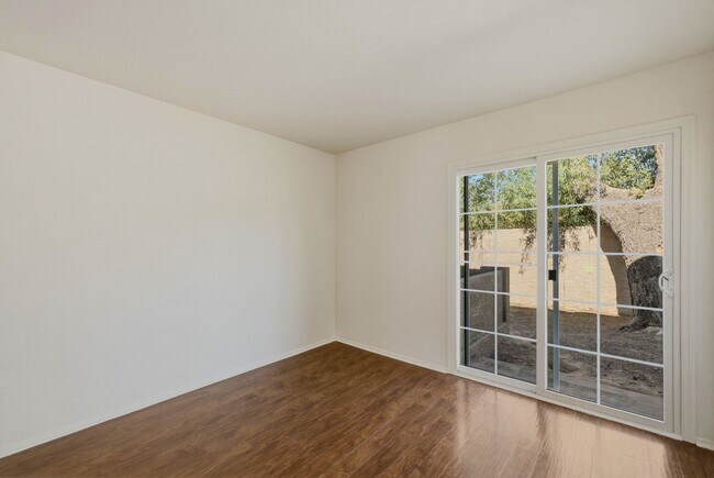 Building Photo - 45 N Phyllis