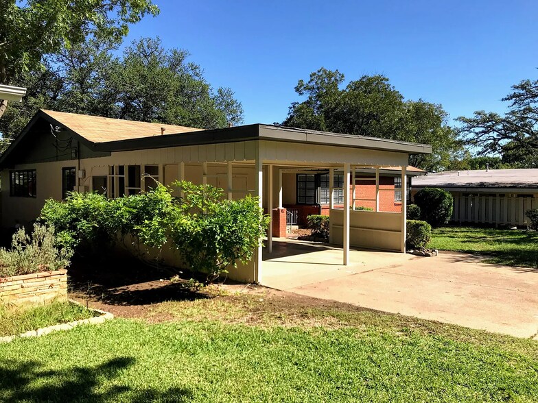 Building Photo - 3108 Medina Ave