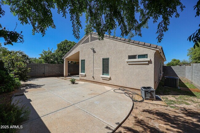Building Photo - 13959 W Country Gables Dr