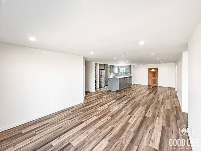 Building Photo - Beautiful 3BD/2BA W/ Updated Kitchen and A...