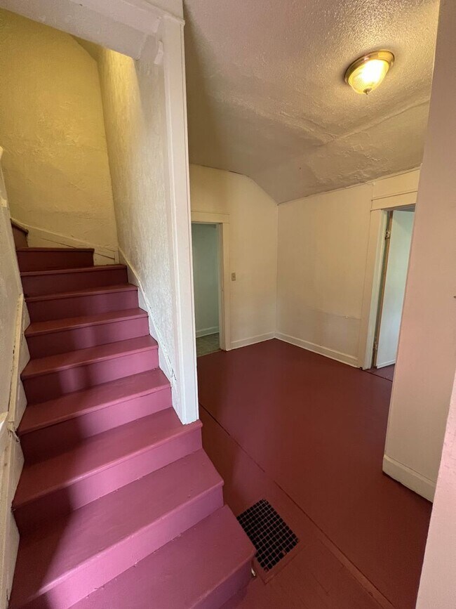 Building Photo - 4 Bedroom Available August 2026;  Monthly ...