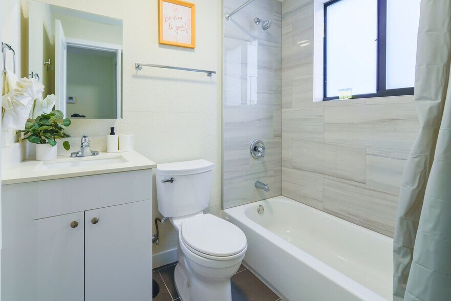 Building Photo - 700 SW 11th Ave