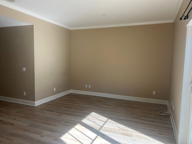 Building Photo - Modern 2-Bed, 2.5-Bath Townhome in Gardena...