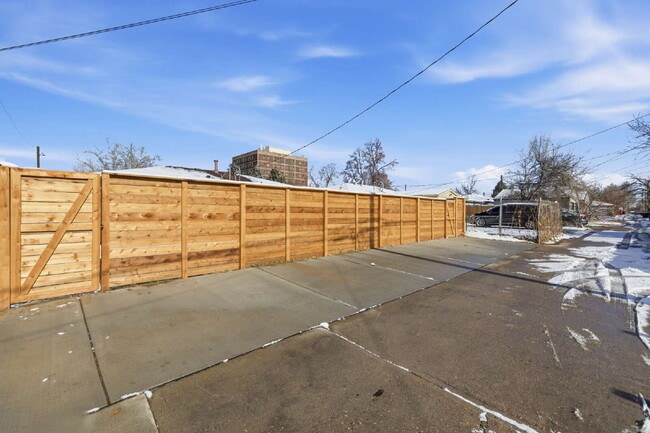 Building Photo - Remodeled 2 Bed 1 Bath in Park Hill!