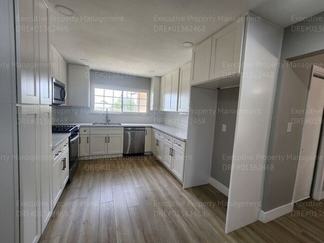 Building Photo - 4 bedroom 2 bath great location.
