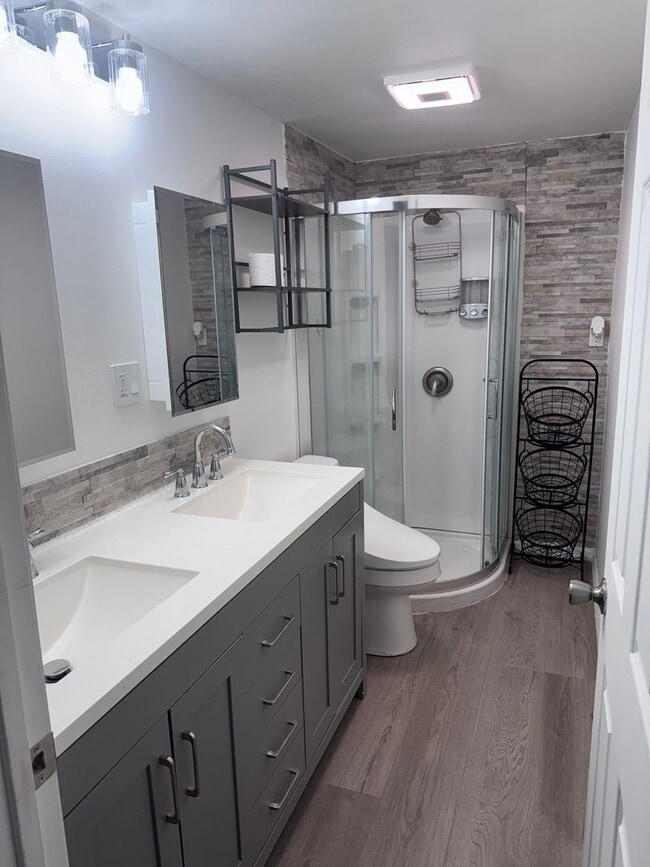 Building Photo - Beautiful 2 Bedroom, 1 Bath, 3 Car Garage ...