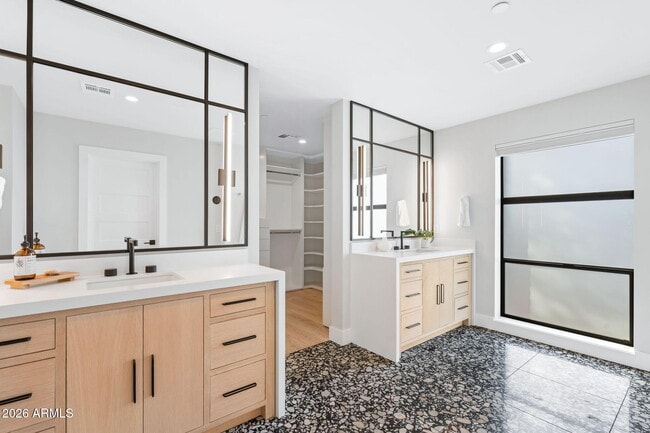 Building Photo - 3842 E San Miguel Ave