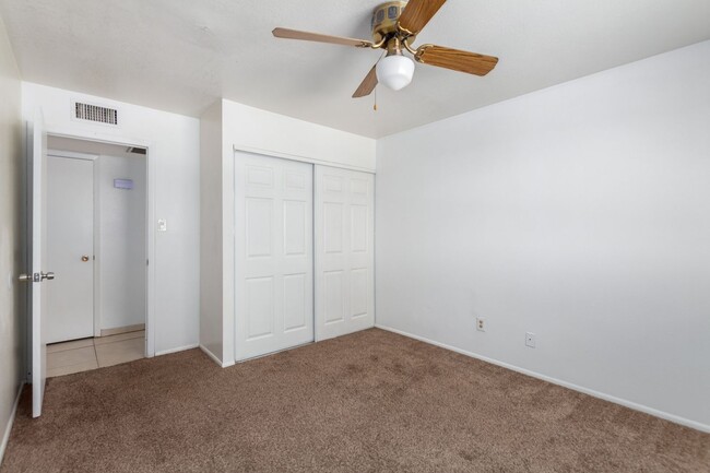 Building Photo - 4 BEDROOM, 2 BATH TEMPE HOME WITH SPACIOUS...