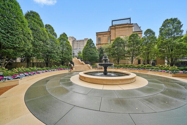 Building Photo - 2550 N Lakeview Ave