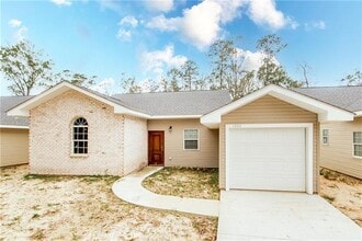 Building Photo - 1006 S Pine St