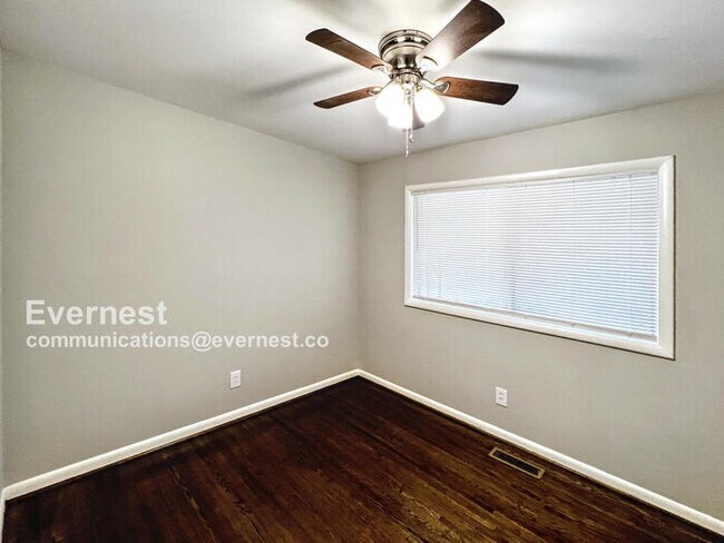 Building Photo - 1116 Lay Dr