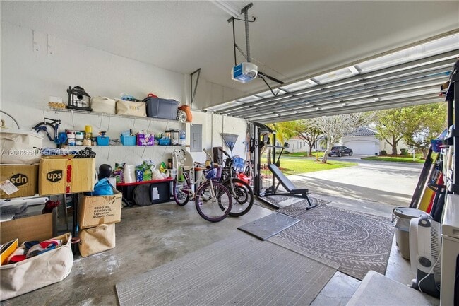 Building Photo - 2615 SE 5th Ct