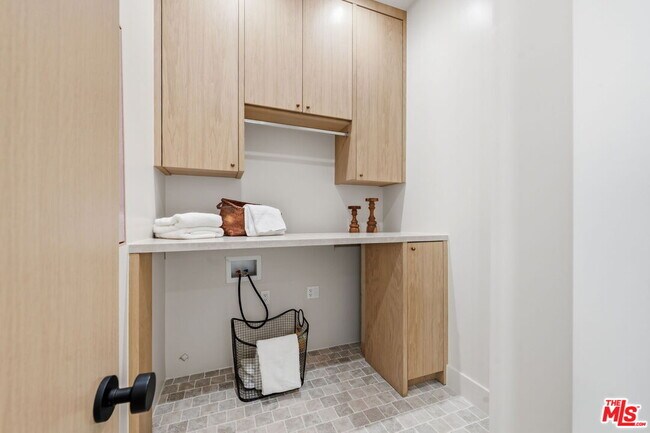 Building Photo - 16643 Addison St