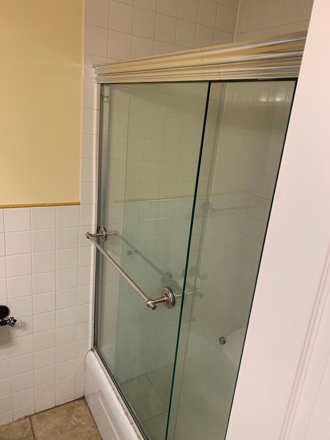 Building Photo - 144 Kenrick St