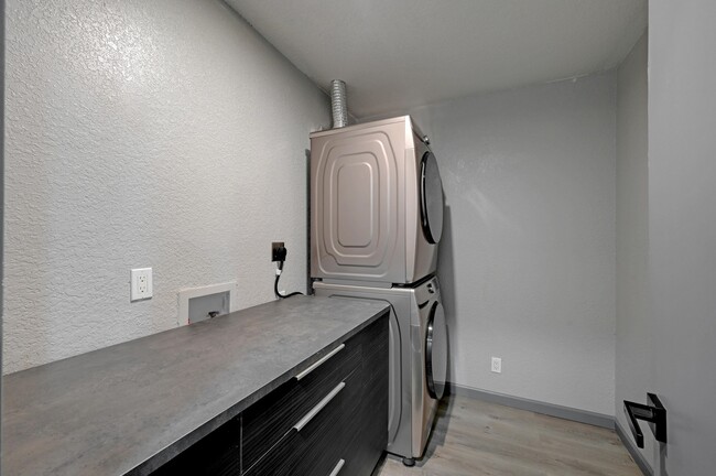 Building Photo - 2107 Darwin Dr
