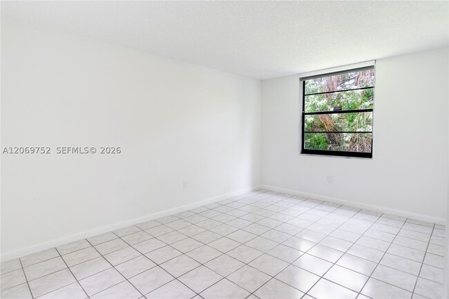 Building Photo - 9460 Fontainebleau Blvd