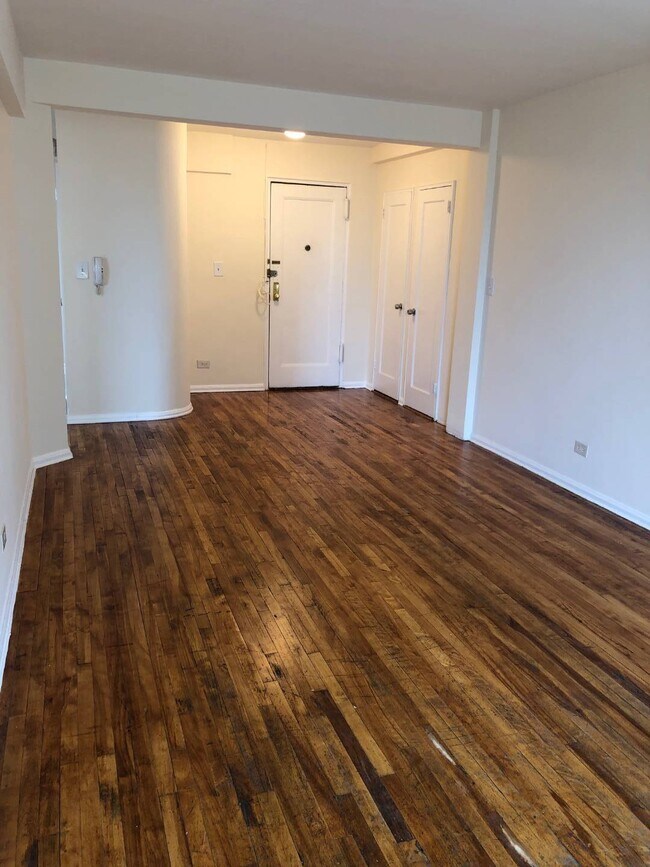 Building Photo - 88-10 35th Ave