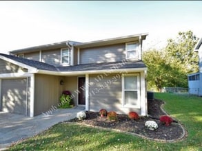 Building Photo - Adorable 3 Bed 2.5 Bath Duplex in Olathe-Available in JULY!!