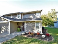 Building Photo - Adorable 3 Bed 2.5 Bath Duplex in Olathe-Available in JULY!!