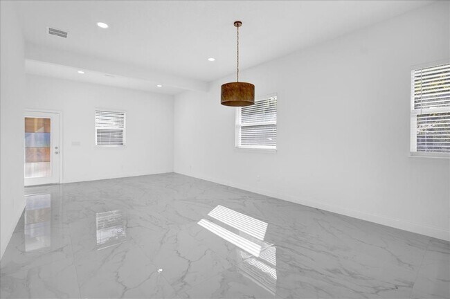 Building Photo - 600 N Lakewood Ave