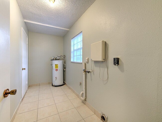 Building Photo - Very nice large 5 bedroom/3 bathroom home ...