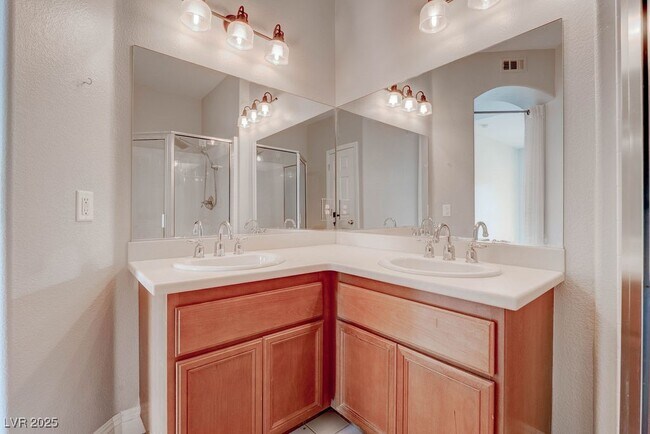 Building Photo - 7701 W Robindale Rd