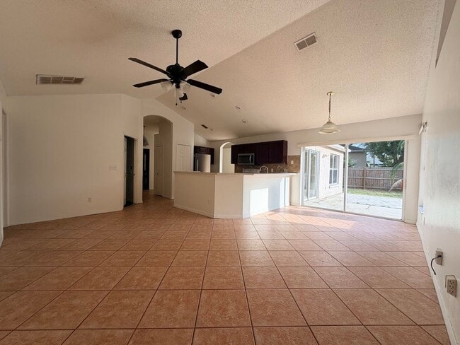 Building Photo - Large and Spacious 4/2 in Ideal Location!
