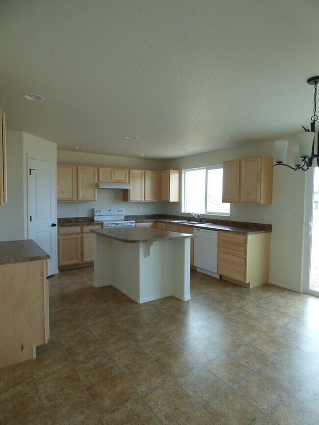 Building Photo - Spacious and Beautiful 3 Bed, 2.5 Bath Hom...