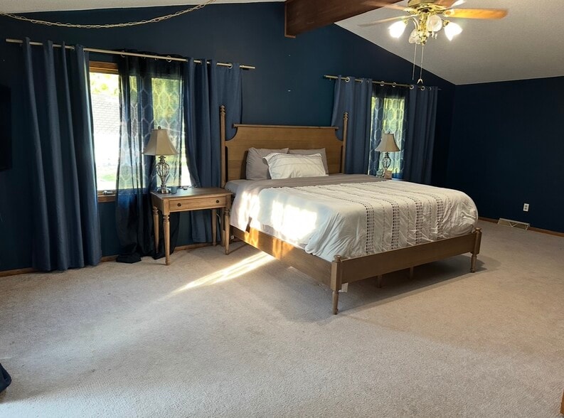 Large bedroom - 10635 Loop Rd