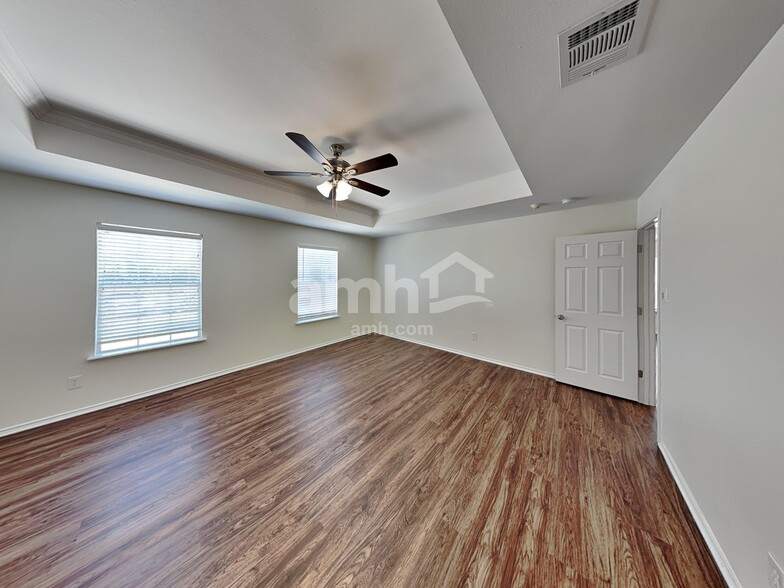 Building Photo - 7919 Oak Pointe