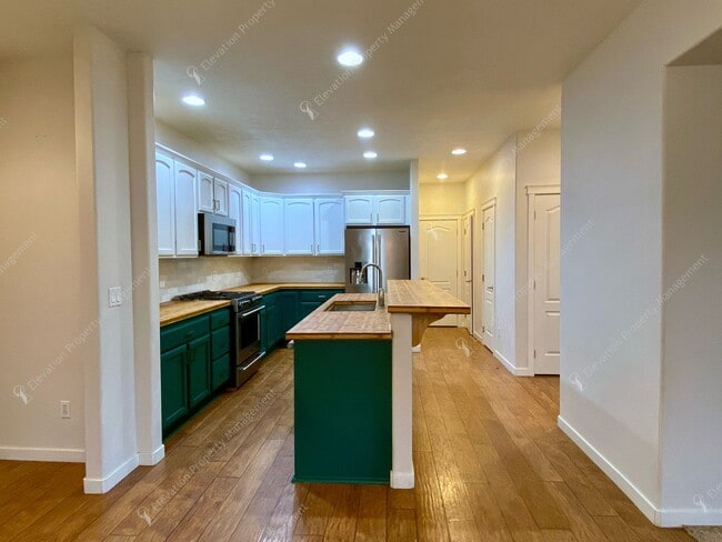 Building Photo - Designer 4BR- 2BA Home by Dry Canyon Park