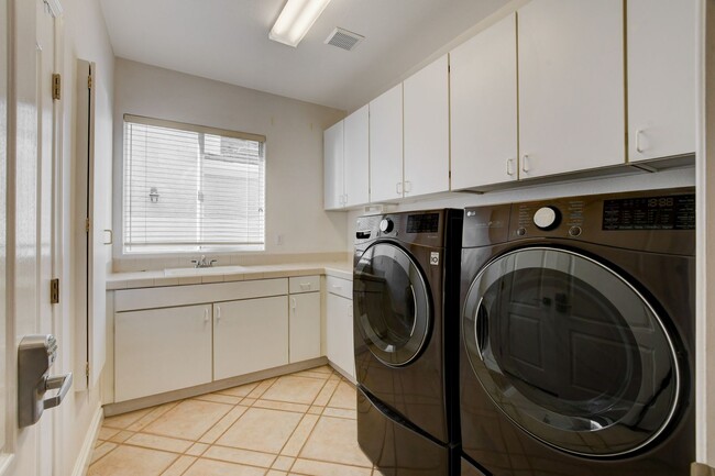 Building Photo - COMING SOON!! $1000 off 1st months Rent Guard-Gated Golf Course Living on the 14th Green!