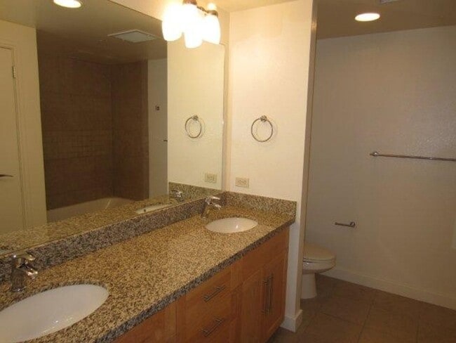 Building Photo - 2 BD / 2 BA Condo in Kakaako!