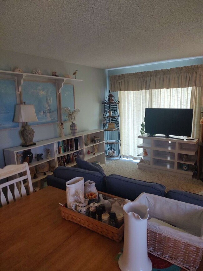 Building Photo - "Charming 1-Bedroom Condo in a 55+ Community."