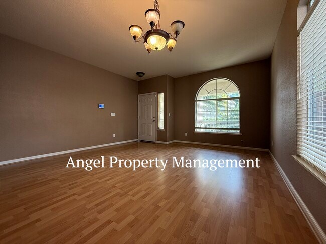 Building Photo - 2125 Galen Dr
