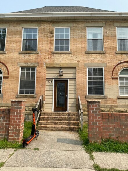 Building Photo - 874 Oak St