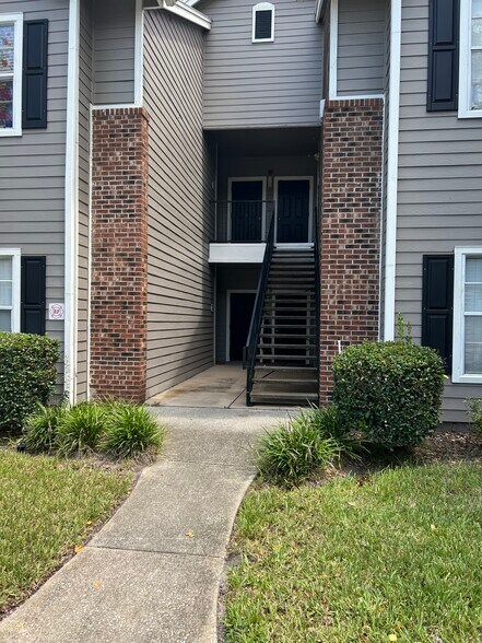 Building Photo - 10000 Gate Pky N