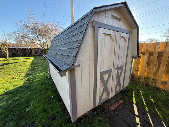 Building Photo - Updated Four Bedroom Home in Keizer