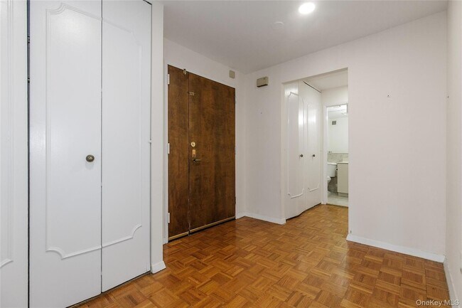 Building Photo - 12 Bond St