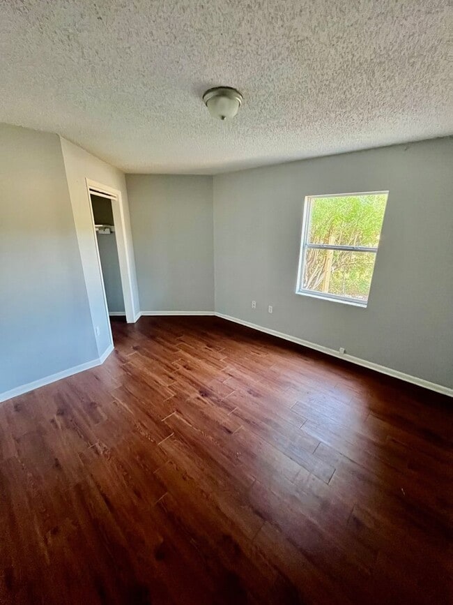 Building Photo - Spacious 2BR/1BA Conveniently Located Lakeland Duplex!