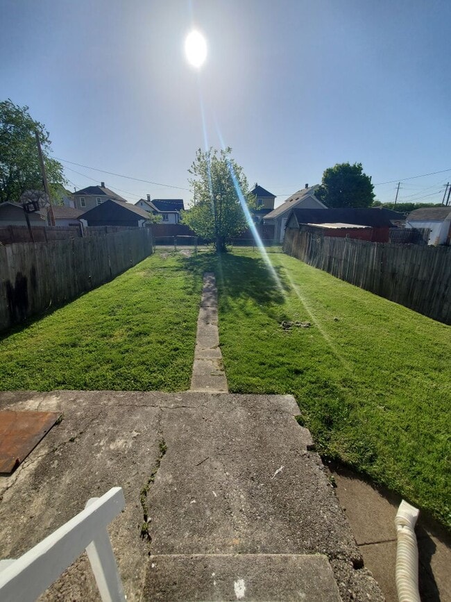 Building Photo - Three-bedroom 2 Full Bath Single-Family Ho...
