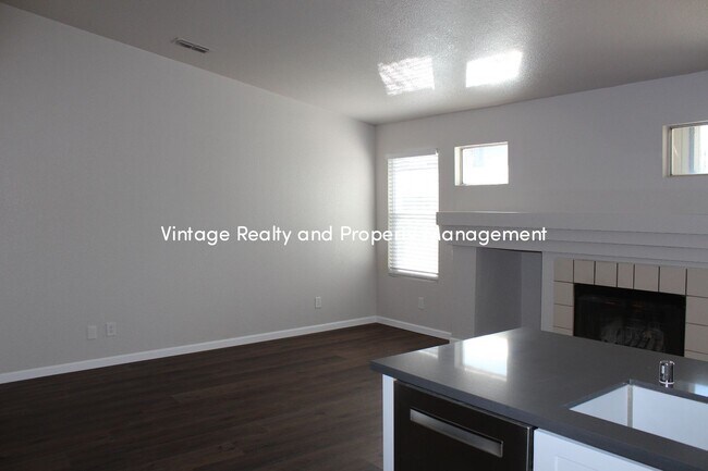 Building Photo - Recently Updated 3 Bedroom Home That Is Ready To Go!!!