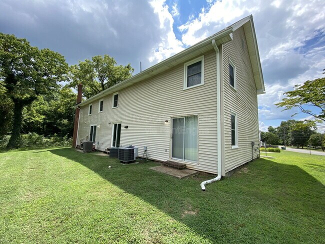 Building Photo - 210 Milford St