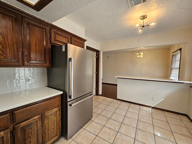 Building Photo - (3) Bed/(1) Bath Close to Campus Avail NOW!!